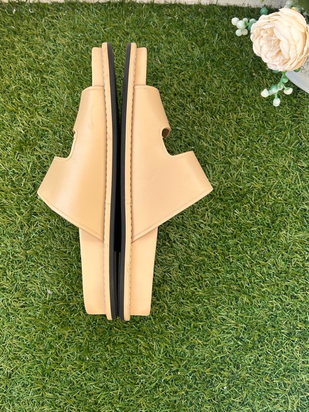 Fendi
F Buckle Leather Slide Sandals
$995
Color:BEIGE
Gently used
9.5B / 39.5EU - Picture 14 of 16